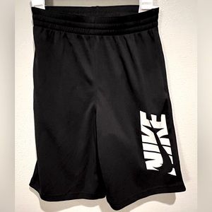 Nike big kids (boy’s) Training shorts size Large.